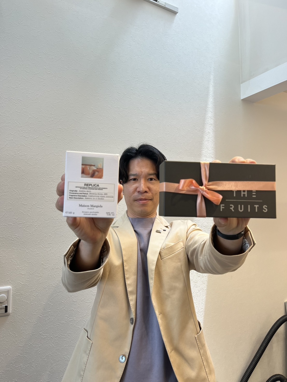 プレゼントを持つ社長