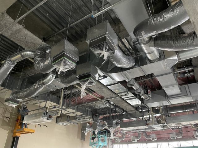 高所作業車でのダクト吊り込み